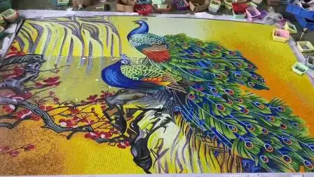 Gran oferta patrones de pared de mosaico de vidrio colorido pavo real dorado para decoración de paredes interiores